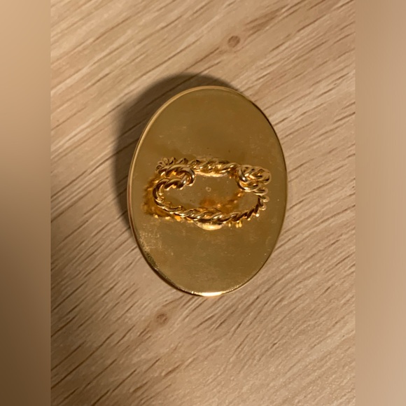 "R" INTIAL GOLD TONE RING - Picture 3 of 4